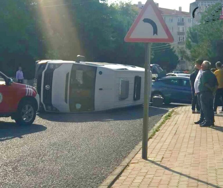 Kaza Yapan İşçi Servisi Devrildi: 1 Yaralı!