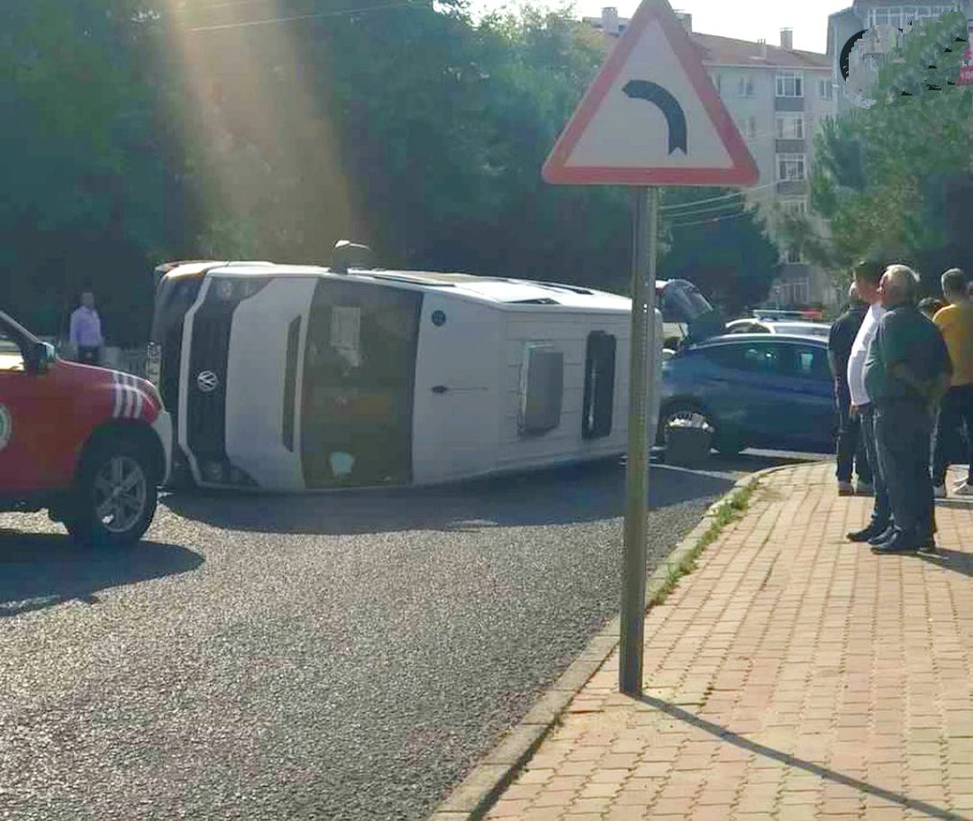 Kaza Yapan İşçi Servisi Devrildi: 1 Yaralı! Kaza Yapan İşçi Servisi Devrildi: 1 Yaralı!