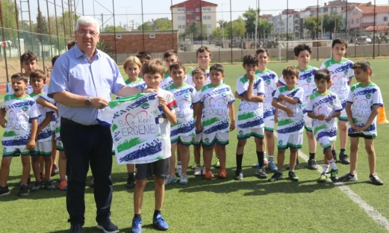 Başkan Yüksel Futbol Kursundaki Çocuklara Formalarını Dağıttı