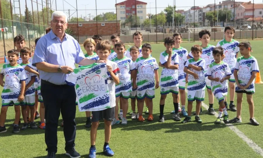 Başkan Yüksel Futbol Kursundaki Çocuklara Formalarını Dağıttı Başkan Yüksel Futbol Kursundaki Çocuklara Formalarını Dağıttı