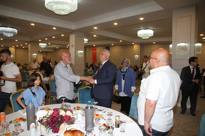 Şehit Aileleri ve Gaziler Onuruna Yemek Programı Düzenlendi Şehit Aileleri ve Gaziler Onuruna Yemek Programı Düzenlendi