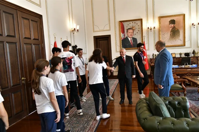 Vali Yıldırım Atletizmde Dereceye Giren Sporcuları Makamında Kabul Etti