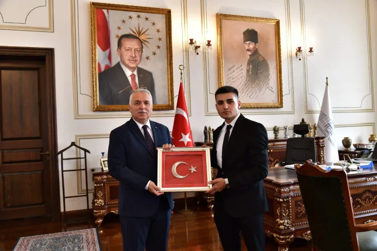 Vali Aziz Yıldırım Polis Meslek Yüksekokulu Dönem Birincisi Murat Dilek’i Kabul Etti