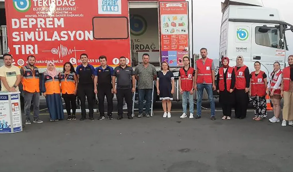 17 AĞUSTOS DEPREMİNİN YILDÖNÜMÜNDE SİMÜLASYON TIRI İLE UYGULAMALI DEPREM TATBİKATI 17 AĞUSTOS DEPREMİNİN YILDÖNÜMÜNDE SİMÜLASYON TIRI İLE UYGULAMALI DEPREM TATBİKATI