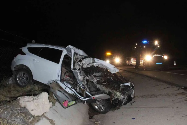 Otomobil, Traktör Römorkuna Çarptı: 1 Ölü, 2 Yaralı