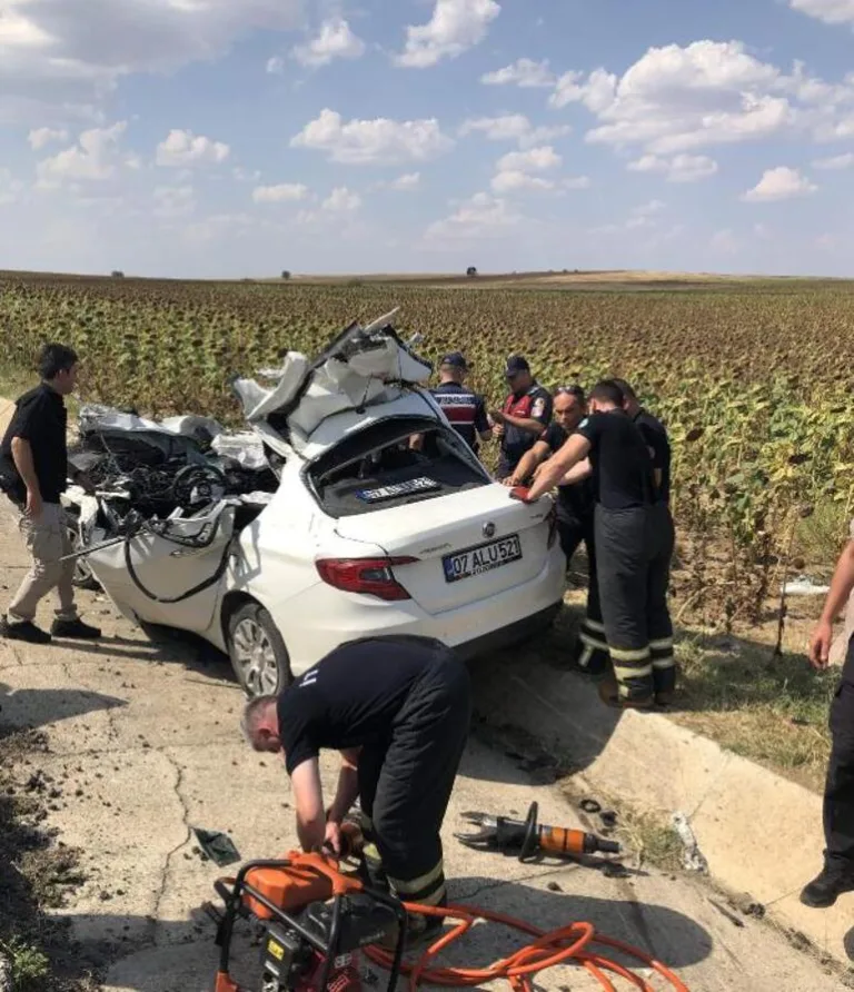 Otomobil Traktöre Çarptı: 1 Polis Öldü, 2’si Polis 5 Yaralı!