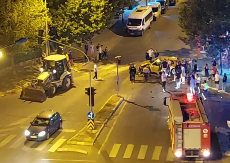 Kepçe İle Otomobil Çarpıştı: Sürücüler Alkollü Çıktı!