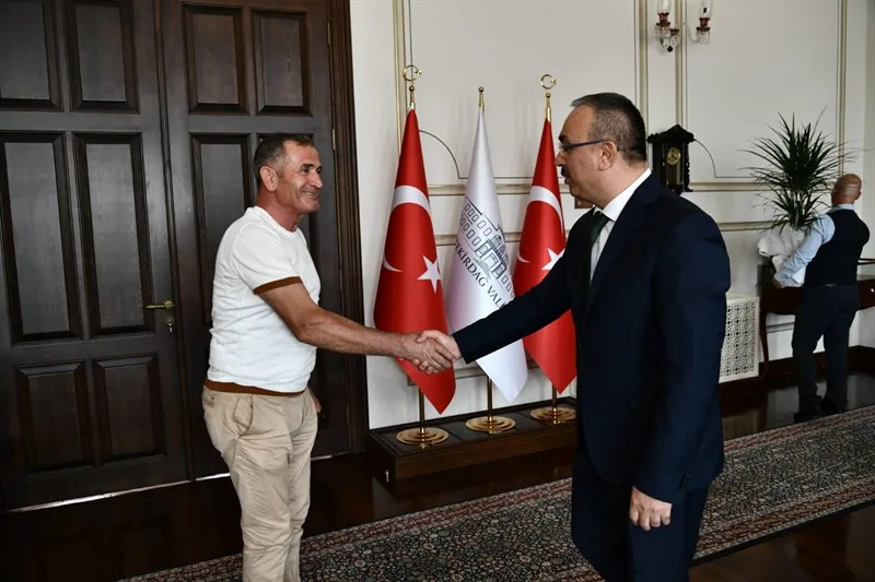 Süleymanpaşa Muhtarlar Derneği Başkanı ve Derneğe Üye Muhtarlar Vali Soytürk’ü Ziyaret Etti Süleymanpaşa Muhtarlar Derneği Başkanı ve Derneğe Üye Muhtarlar Vali Soytürk’ü Ziyaret Etti
