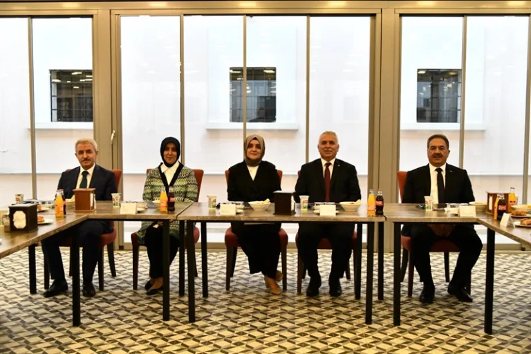 Vali Aziz Yıldırım Mülki İdare Amirleri İle Vedalaştı