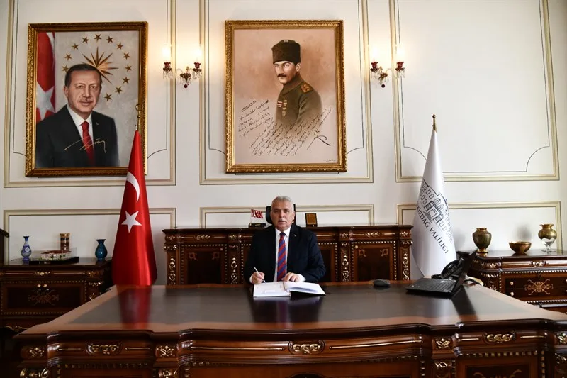 Vali Aziz Yıldırım ve Eşi Güllühan Yıldırım Tekirdağ’a Veda Etti Vali Aziz Yıldırım ve Eşi Güllühan Yıldırım Tekirdağ’a Veda Etti