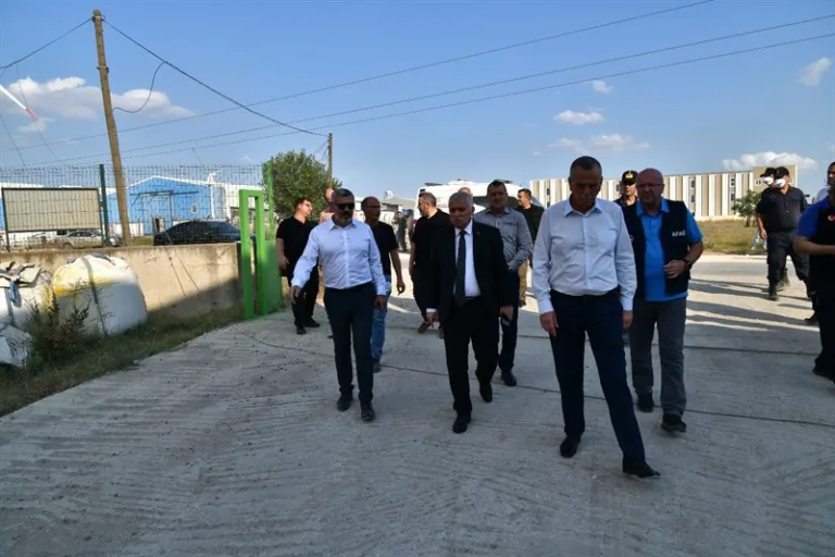 Vali Aziz Yıldırım Yangın Söndürme Çalışmalarını Yerinde Takip Ederek İncelemelerde Bulundu