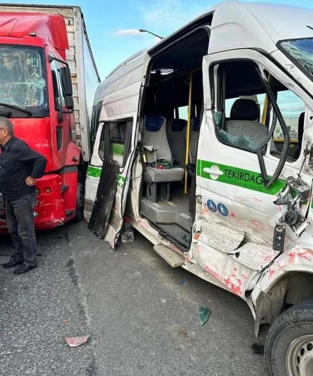 Halk Otobüsü ile Kamyon Kaza Yaptı: 4 Yaralı Halk Otobüsü ile Kamyon Kaza Yaptı: 4 Yaralı