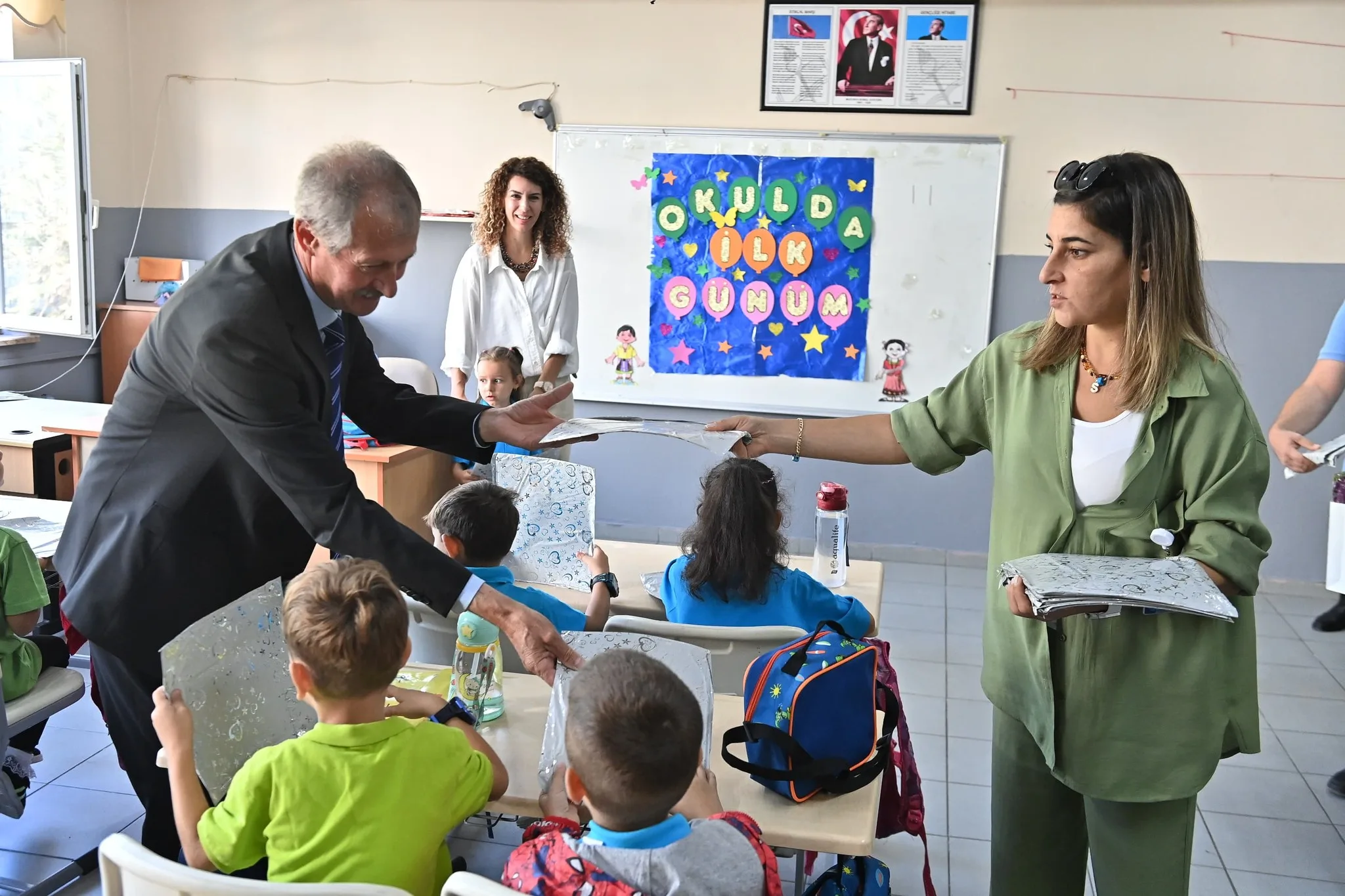Başkan Uzunlar okulun ilk gününde Kumbağlı öğrencilerle buluştu Başkan Uzunlar okulun ilk gününde Kumbağlı öğrencilerle buluştu
