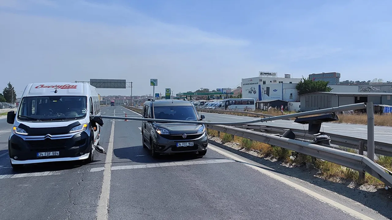 Sinyalizasyon Direği Araçların Üstüne Devrildi Sinyalizasyon Direği Araçların Üstüne Devrildi