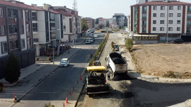 Ekipler Yol ve Kaldırım Çalışmalarını Sürdürüyor