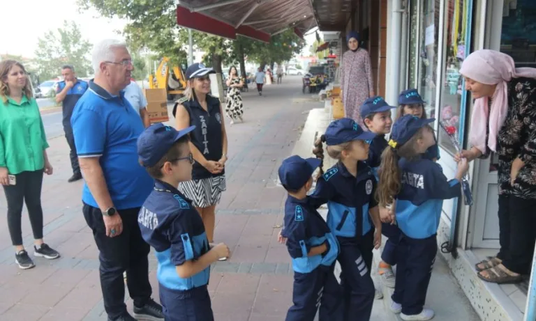 Ergene Belediyesi Zabıta Haftasını Esnafa Çiçek Dağıtarak Kutladı