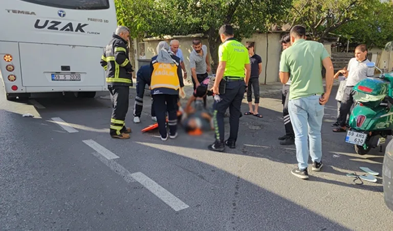 Motosiklet Sürücüsü Minibüsün Altında Kaldı!