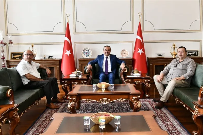 Lüleburgaz Karadenizliler Derneği Başkanı ve Dernek Üyesi’nden Vali Soytürk’e Ziyaret Lüleburgaz Karadenizliler Derneği Başkanı ve Dernek Üyesi’nden Vali Soytürk’e Ziyaret