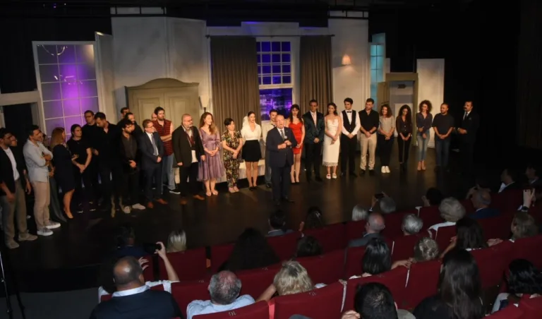 Şehir Tiyatrosu 2023-2024 Sezonunu `Karmakarışık’ Adlı Oyunla Açtı