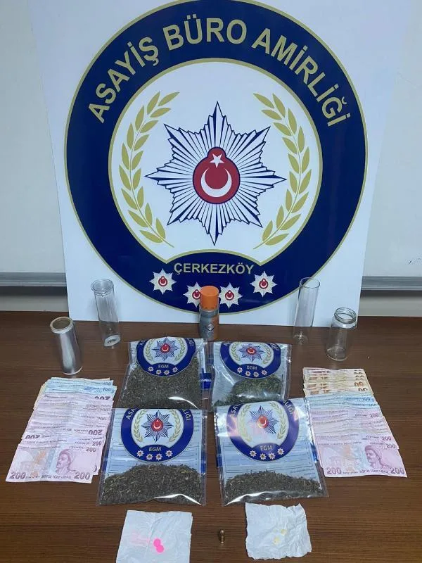 Uyuşturucu ve silahla yakalanan 2 kişi tutuklandı