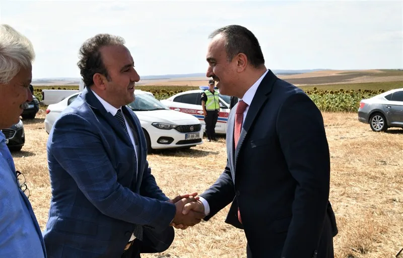 Vali Soytürk Yerli ve Milli Hibrit Ayçiçeği Tarla Günü Etkinliğine Katıldı Vali Soytürk Yerli ve Milli Hibrit Ayçiçeği Tarla Günü Etkinliğine Katıldı