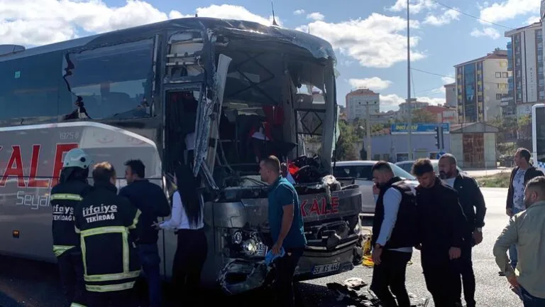 Yolcu Otobüsü İle TIR Çarpıştı: 3 Yaralı