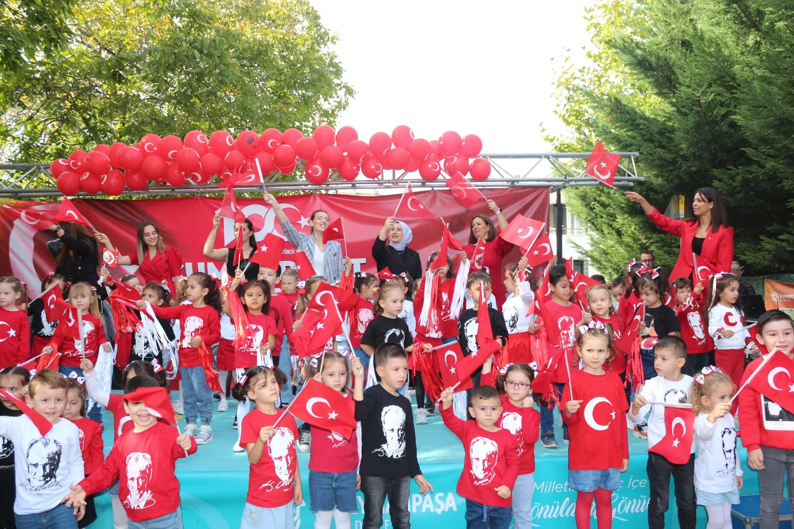 Akademili miniklerden 100. Yıla özel coşkulu kutlama Akademili miniklerden 100. Yıla özel coşkulu kutlama