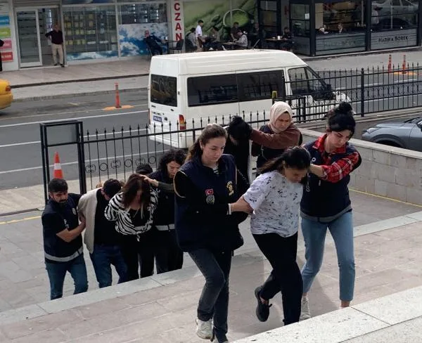 Masaj Salonunda Fuhuş Yaparken Yakalandılar: 4 Gözaltı!