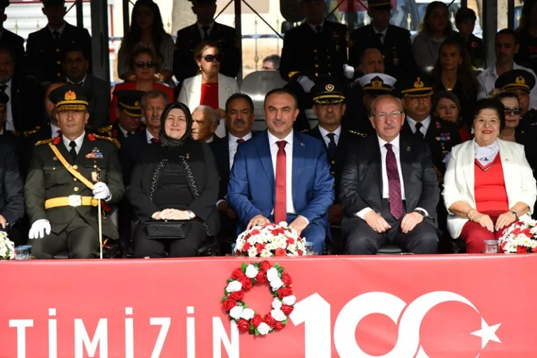 Cumhuriyetimizin 100. Yılı Vatandaşlarımızın Yoğun Katılımıyla Sahilde Düzenlenen Törenle Kutlandı