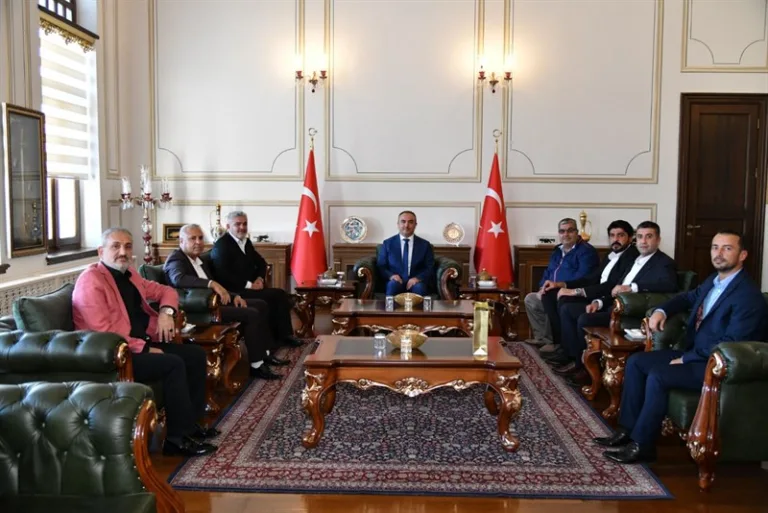 Diyarbakırlılar ve Çevre İller Kültür Yardımlaşma Derneği Başkan ve Üyelerinden Vali Soytürk’e Ziyaret