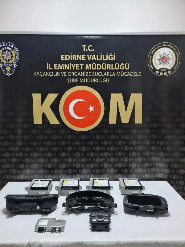 Edirne’de durdurulan TIR’da lüks araç sistemlerine ait kaçak parçalar ele geçirildi