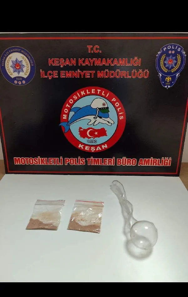 Edirne’de üzerlerinde uyuşturucu ele geçirilen 2 kişiye gözaltı