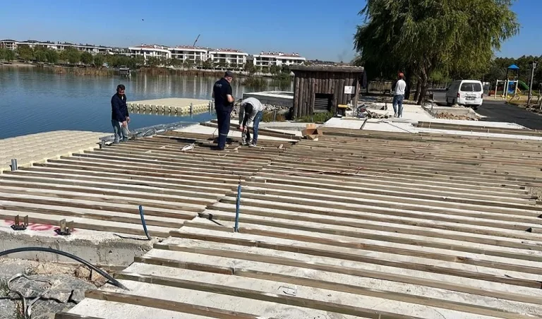 Gölbaşı Parkında İskele ve Restoran Yapım Çalışmaları Sürüyor