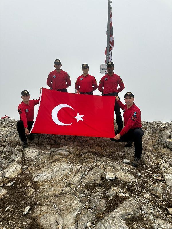 JAK timleri, Uludağ’ın zirvesinde Türk bayrağını dalgalandırdı | Bursa