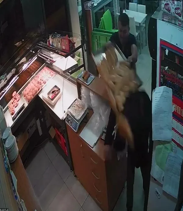 Kasadan Para Çalan Hırsızın Başına Börek Tepsisi İle Vurdu