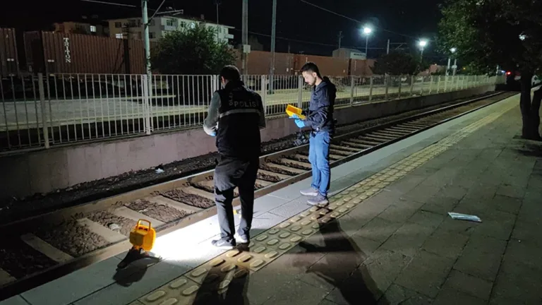 Rayların Altında Kalan Yaşlı Adam Öldü!