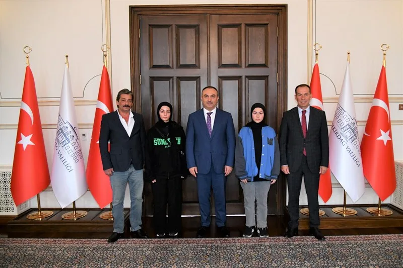 Vali Soytürk Liselerarası Karikatür Yarışmasında Dereceye Giren Öğrenciyi Kabul Etti Vali Soytürk Liselerarası Karikatür Yarışmasında Dereceye Giren Öğrenciyi Kabul Etti