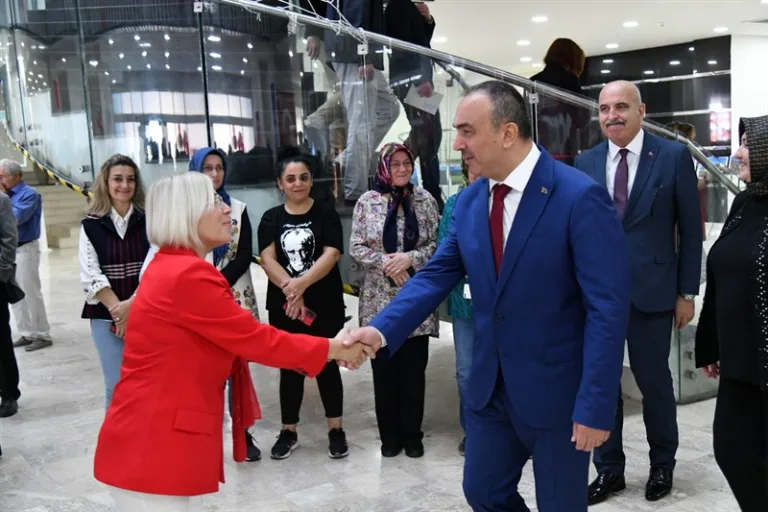 Vali Soytürk ve Eşi Nurdan Soytürk Geleneksel ve Modern El Sanatları Sergisi’nin Açılışını Yaptı