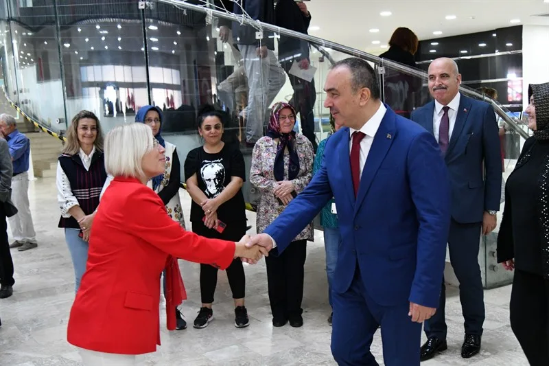 Vali Soytürk ve Eşi Nurdan Soytürk Geleneksel ve Modern El Sanatları Sergisi’nin Açılışını Yaptı Vali Soytürk ve Eşi Nurdan Soytürk Geleneksel ve Modern El Sanatları Sergisi’nin Açılışını Yaptı