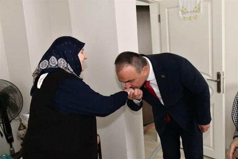Vali Soytürk ve Eşi Nurdan Soytürk Şehit Polis Memuru Münir Alkan’ın Annesini Ziyaret Etti