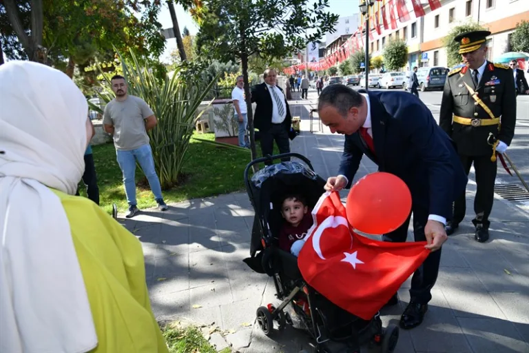 Vali Soytürk ve eşi Nurdan Soytürk Vatandaşlarımızın Cumhuriyet Bayramı’nı Kutladı