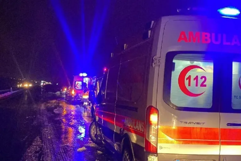 Otomobil Refüje Çarptı: 1 Ölü 2 Yaralı!