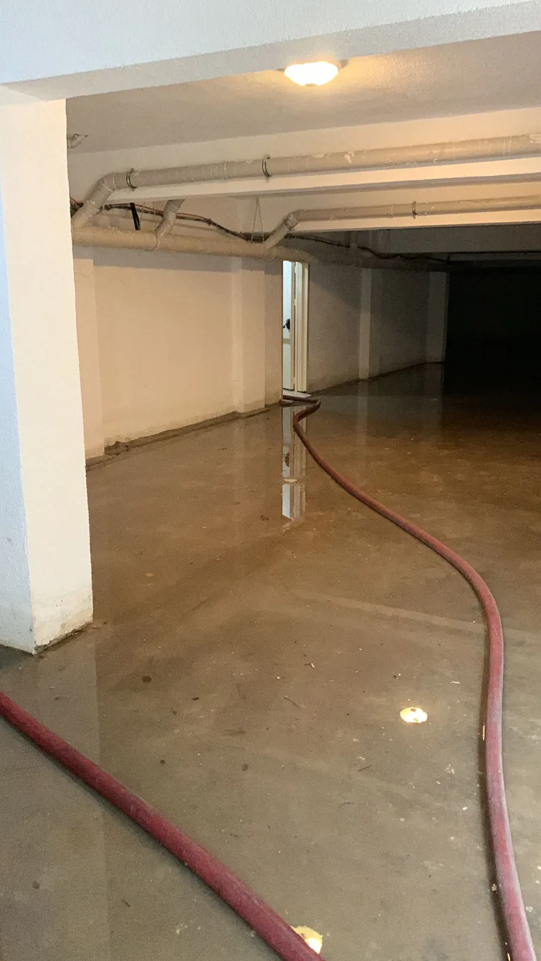 Her Yağmurda Aynı Sorun: Apartmanları Su Bastı!