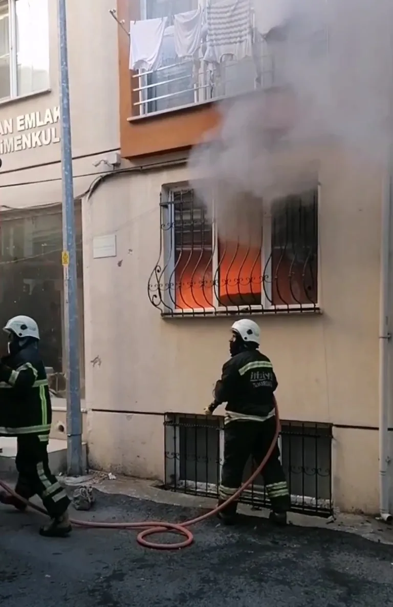 Ev Alev Alev Yandı: İtfaiye Ekipleri Tarafından Söndürüldü
