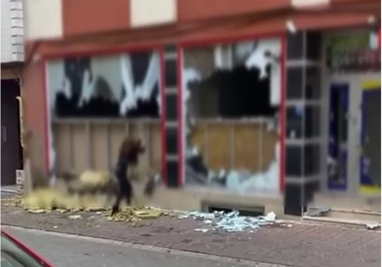 Sinir Krizi Geçiren Genç Kadın Dükkanın Camlarını Kırdı!