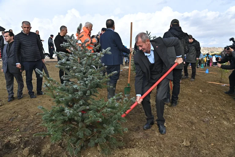 Başkan Uzunlar 100. Yıl Onuruna Fidan Dikti