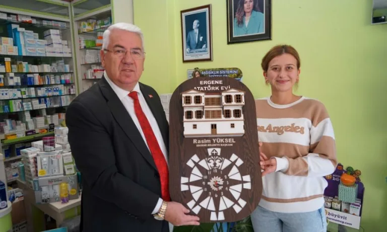 Başkan Yüksel’den esnafa Atatürk evi motifli saat