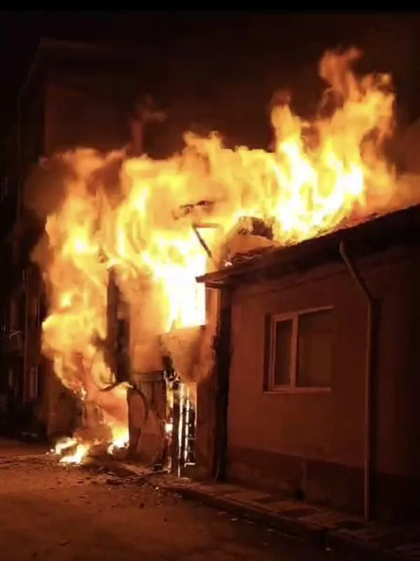 Bursa’da devrilen elektrikli ısıtıcıdan çıkan yangında 2 katlı ev harabeye döndü: 1 yaralı | Bursa