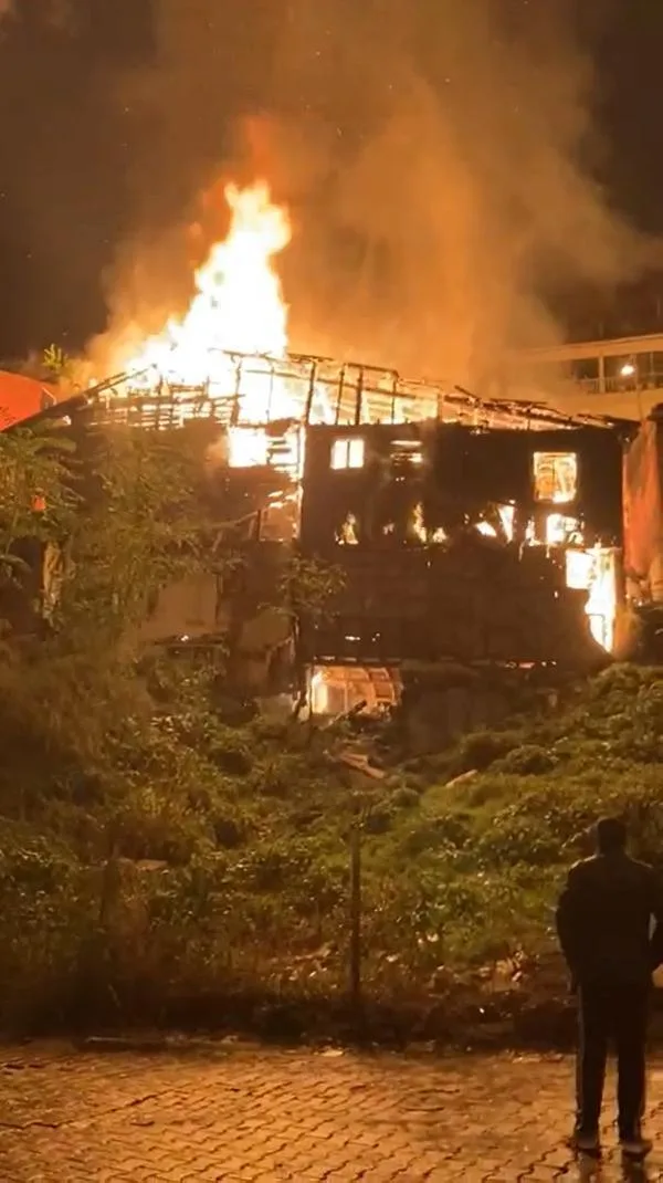 Bursa’da metruk bina alevlere teslim oldu | Bursa