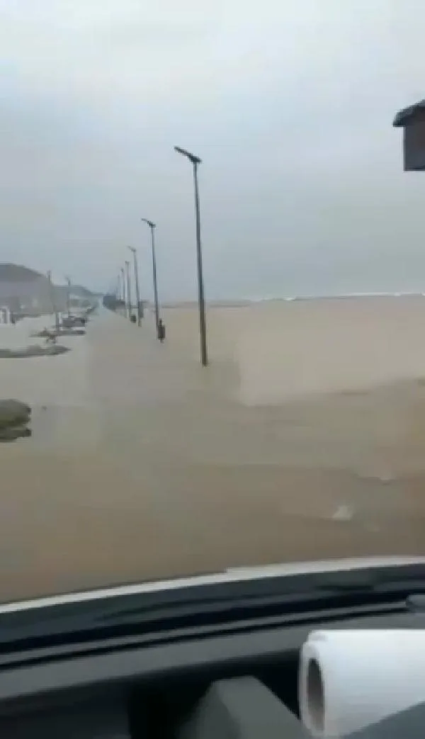 Bursa’da sağanak ve fırtına; taşan deniz suyu caddede 50 metre içeri girdi | Bursa